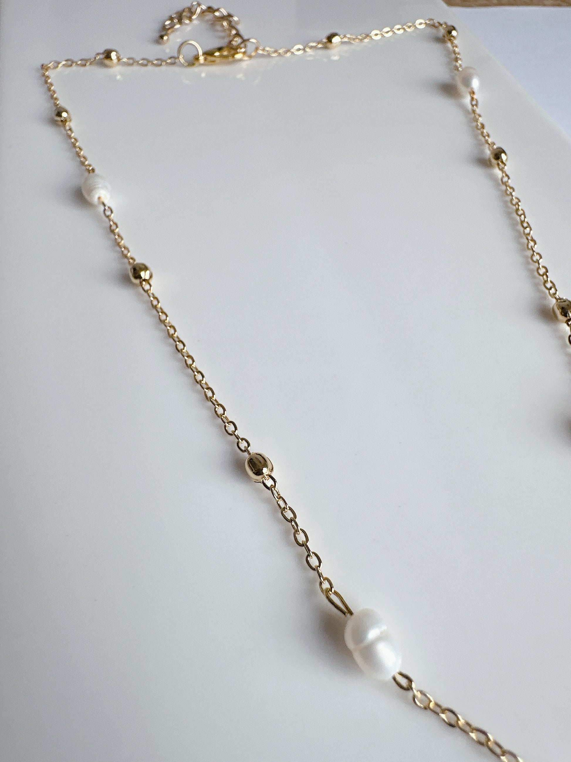 Collar Dorado con Perlas