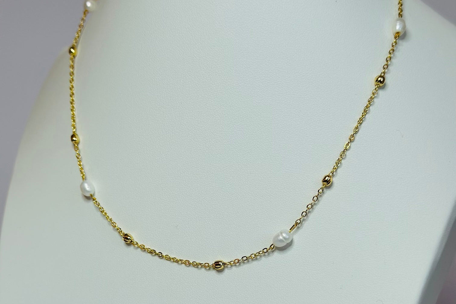 Collar Dorado con Perlas